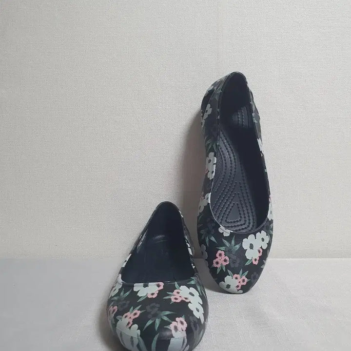 [BUNJANG] Crocs Laura Printed Flat Black Flower Women&