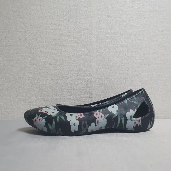 [BUNJANG] Crocs Laura Printed Flat Black Flower Women&