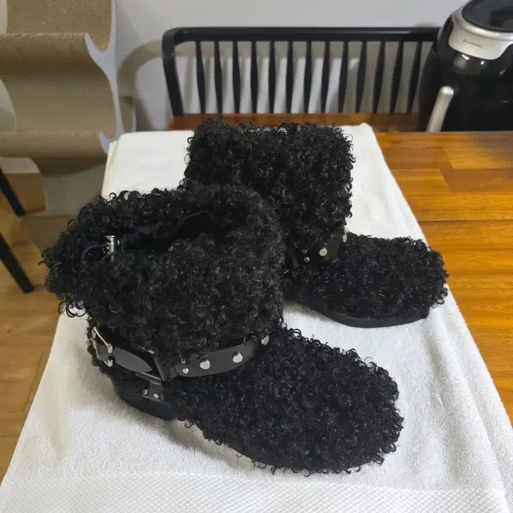 [BUNJANG] SUECOMMA BONNIE Black Fuzzy Studded Boots / 슈콤마보니 블랙 뽀글이 부츠