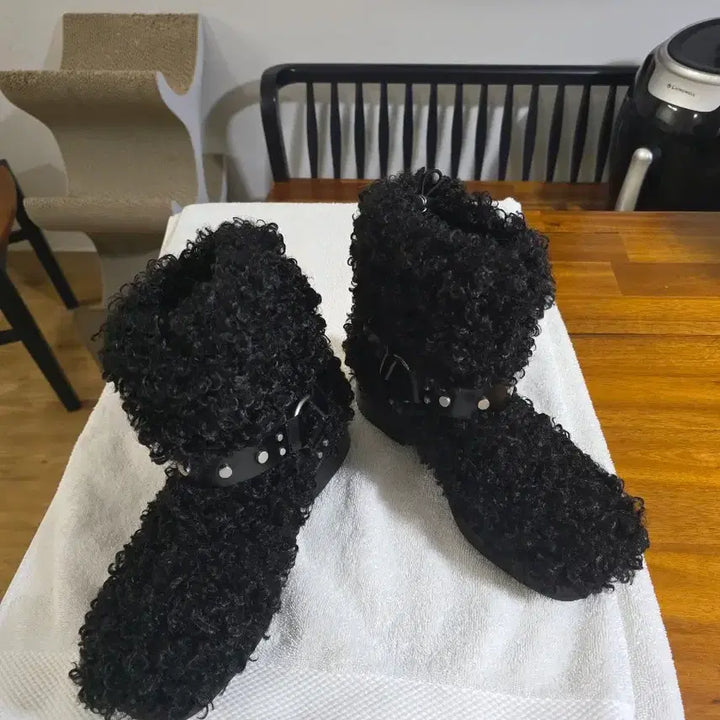 [BUNJANG] SUECOMMA BONNIE Black Fuzzy Studded Boots / 슈콤마보니 블랙 뽀글이 부츠