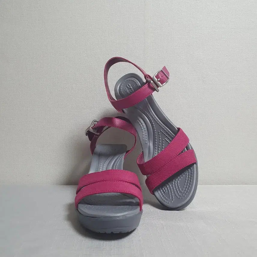 [BUNJANG] Crocs RayWedge 2 Ankle Strap Wedge Sandals / 230mm 크록스 레이웨지2 앵클 스트랩 웨지 샌들 핫핑크 그레이