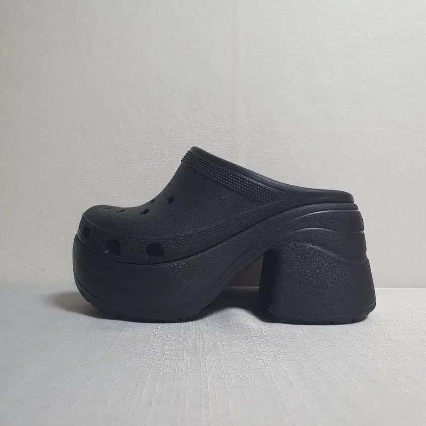 [SOLD OUT] 230mm 크록스 사이렌 클로그 통굽 샌들 블랙 W6