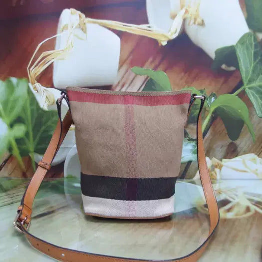[BUNJANG] Burberry Check Pattern Bucket Crossbody Bag / 구제토토 버버리 체크무늬 버킷 크로스백 정품 중고가방 명품 61205