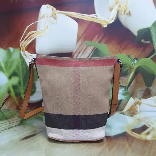 [BUNJANG] Burberry Check Pattern Bucket Crossbody Bag / 구제토토 버버리 체크무늬 버킷 크로스백 정품 중고가방 명품 61205
