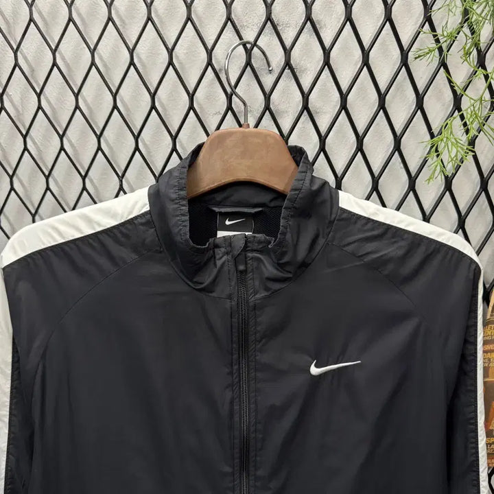 [BUNJANG] Nike Track Windbreaker Jacket Black White / 나이키 트랙 바람막이 전면 로고 포인트 블랙 화이트