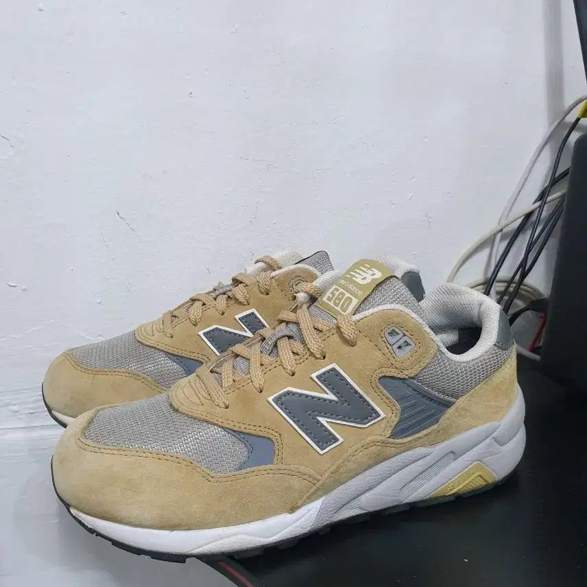 [BUNJANG] New Balance 580 Beige Sneakers / 뉴발란스 580 베이지 운동화 240