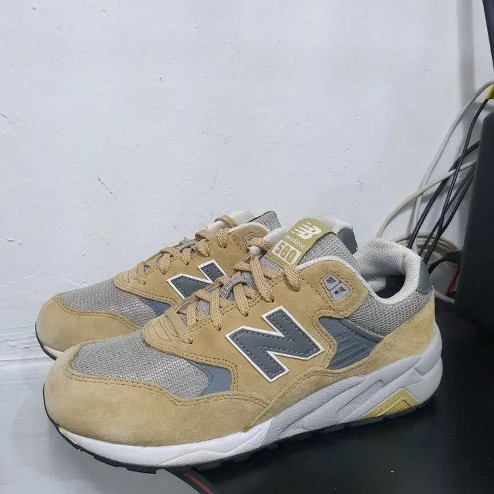 [BUNJANG] New Balance 580 Beige Sneakers / 뉴발란스 580 베이지 운동화 240