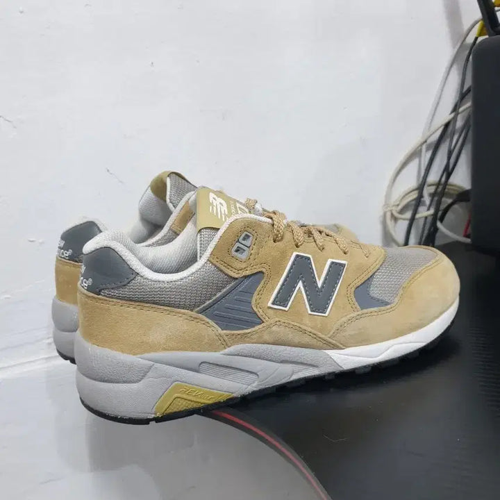[BUNJANG] New Balance 580 Beige Sneakers / 뉴발란스 580 베이지 운동화 240