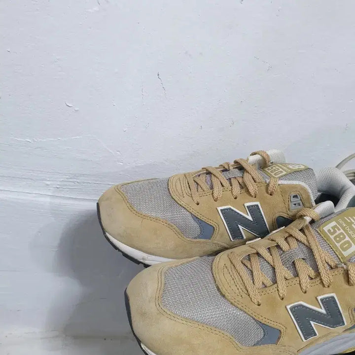 [BUNJANG] New Balance 580 Beige Sneakers / 뉴발란스 580 베이지 운동화 240