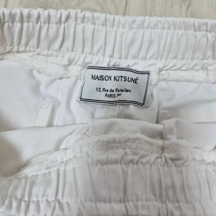 [BUNJANG] Maison Kitsuné White Logo Drawstring Shorts / 메종키츠네 화이트 반바지