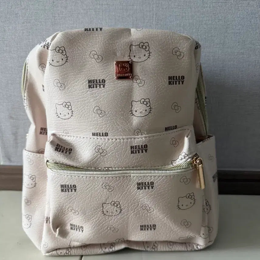 [BUNJANG] Hello Kitty Pattern Leather Backpack (Ivory) / 헬로키티 패턴 가죽 백팩(아이보리색)