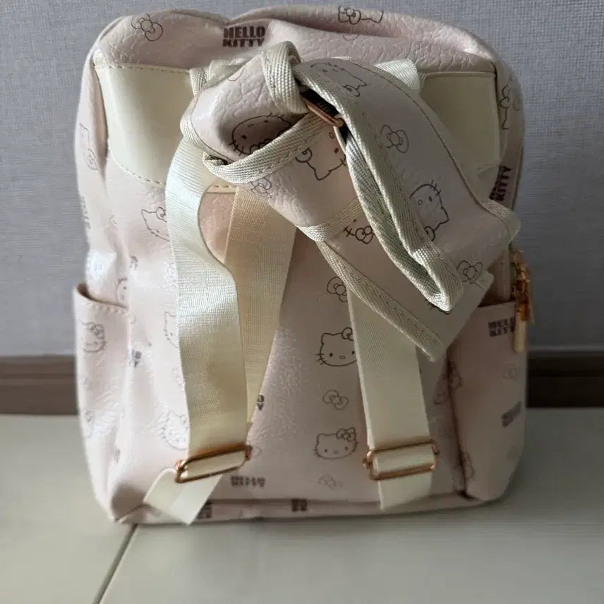 [BUNJANG] Hello Kitty Pattern Leather Backpack (Ivory) / 헬로키티 패턴 가죽 백팩(아이보리색)