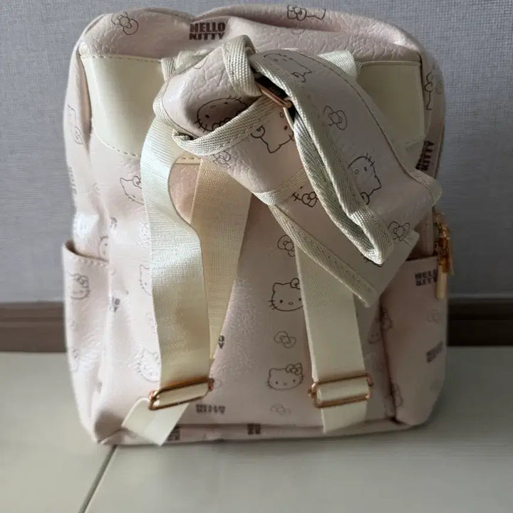 [BUNJANG] Hello Kitty Pattern Leather Backpack (Ivory) / 헬로키티 패턴 가죽 백팩(아이보리색)