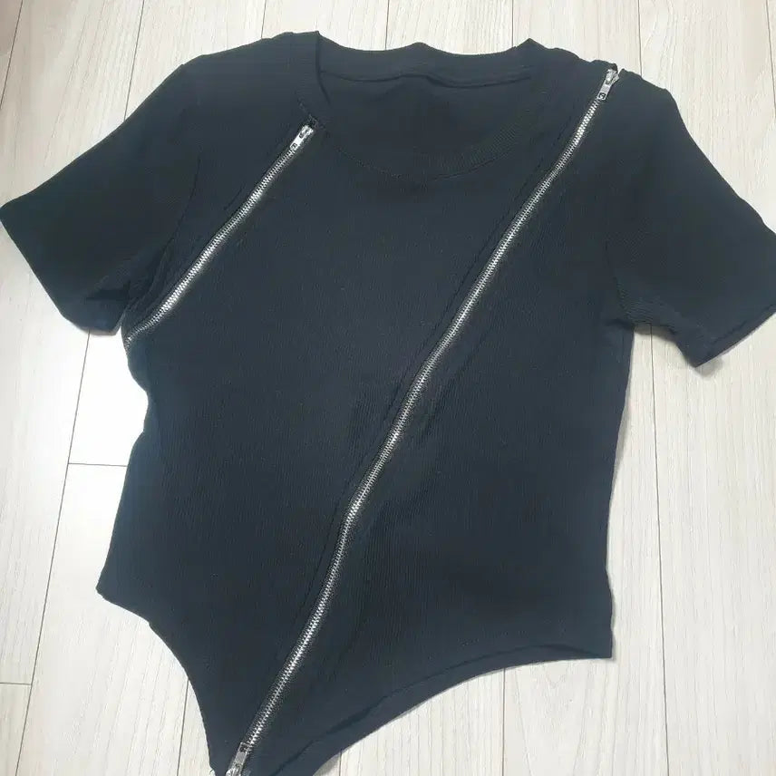 [BUNJANG] Viva Ruby Zipper Short Sleeve T-Shirt / 비바루비 슬래시지퍼티셔츠
