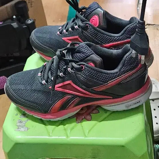 [BUNJANG] Reebok Sneakers Black/Pink / 리복 운동화 검정/핑크
