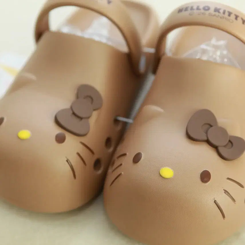 [BUNJANG] Sanrio Hello Kitty Crocs Slippers Chocolate Color / 산리오 헬로키티 크록스 슬리퍼 초콜릿색