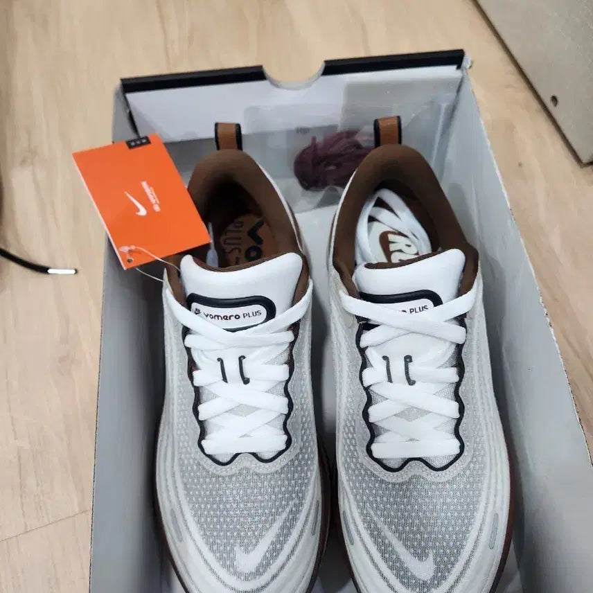 [BUNJANG] Nike Vomero Plus White Brown New / 나이키 보메로 플러스 화이트 브라운 새상품