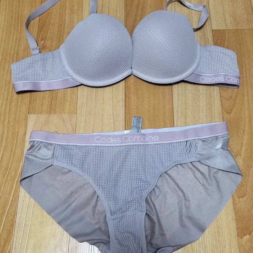[BUNJANG] Codes Combine Bra and Panty Set / 코데즈 브라 팬티 중고