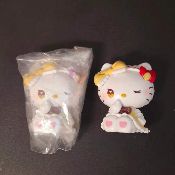 [BUNJANG] Sanrio Dolly Mix Hello Kitty Miniature / 산리오 돌리믹스 헬로키티 가챠 미니어처