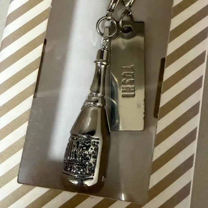 [BUNJANG] TREASURE Yoshi Wine Keyring TP4U MD / 트레저 요시 와인 키링 TP4U 엠디