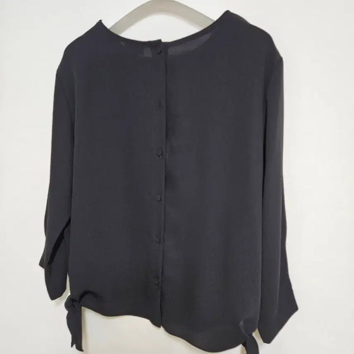 [BUNJANG] Back Button Flowy Blouse / 뒷단추 찰랑 블라우스