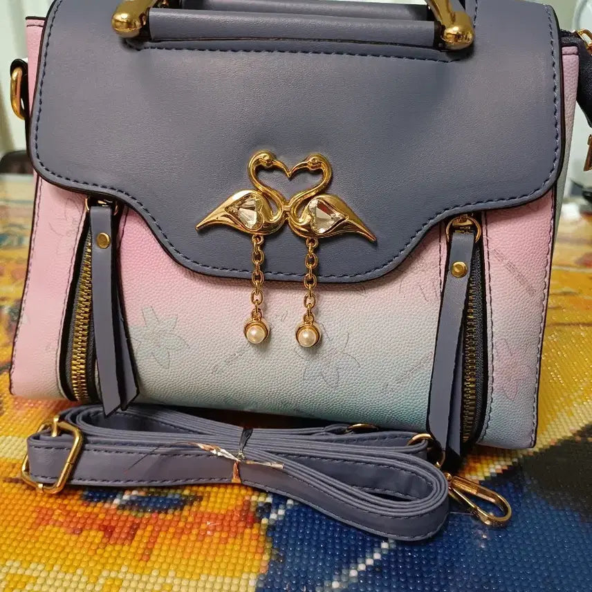 [BUNJANG] Swan Embellished Shoulder &amp; Tote Bag / 스완 장식 숄더백 &amp; 토트백