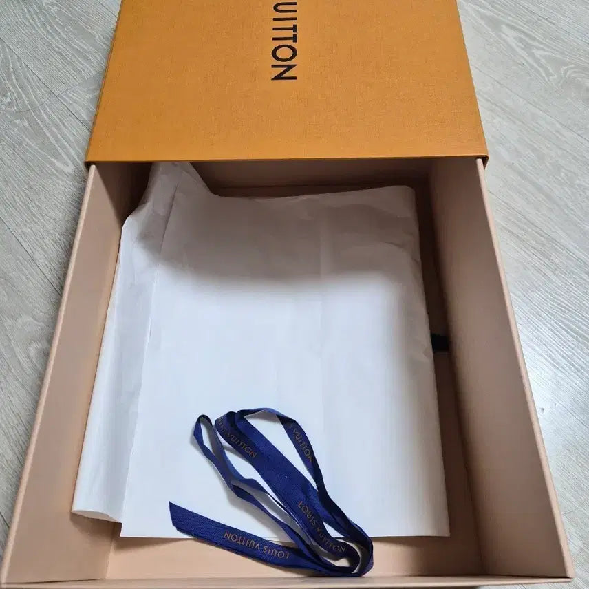 [BUNJANG] Louis Vuitton Shoe Box with Accessories / 루이비통 신발 박스