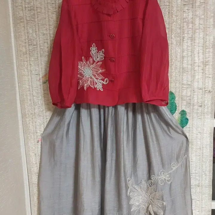 [BUNJANG] Red Embroidered Blouse and Skirt Set (Plus Size) / 레드 블라우스 + 자수 스커트 세트 빅사이즈