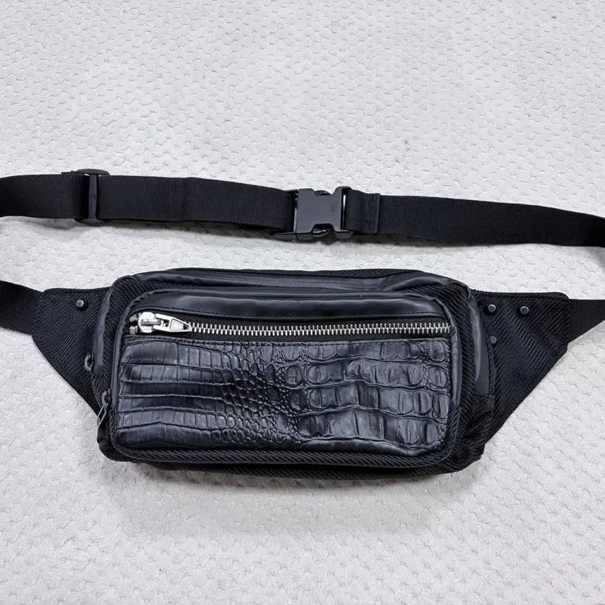 [BUNJANG] KYOSHITSUBI Black Crocodile Pattern Waist Bag / 블랙  힙색 벨트백