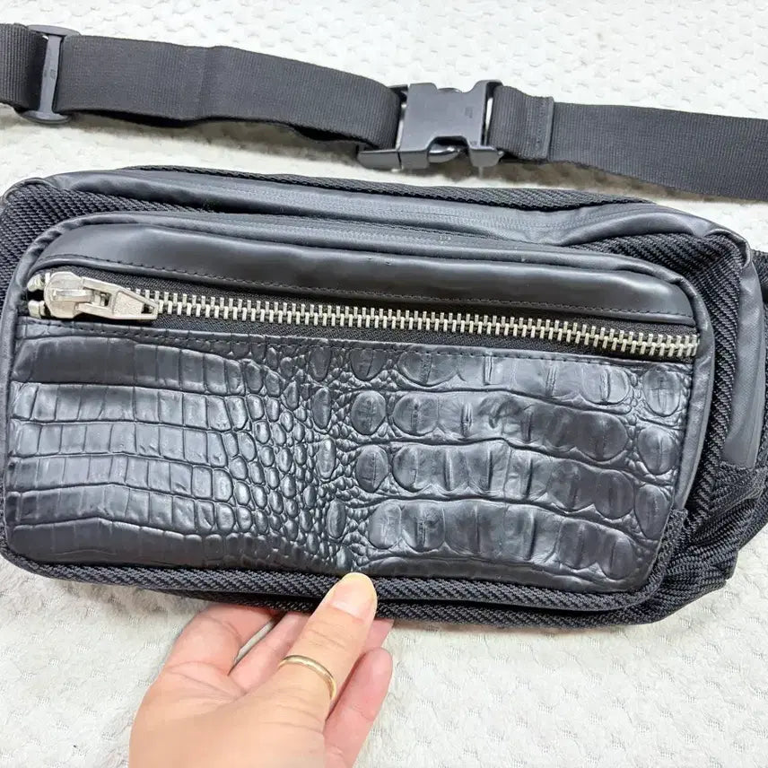 [BUNJANG] KYOSHITSUBI Black Crocodile Pattern Waist Bag / 블랙  힙색 벨트백