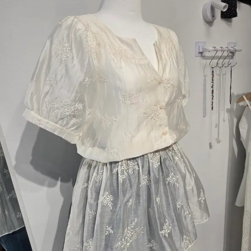 [BUNJANG] Lace Embroidered Blouse / 레이스 자수 블라우스 셔링 반팔