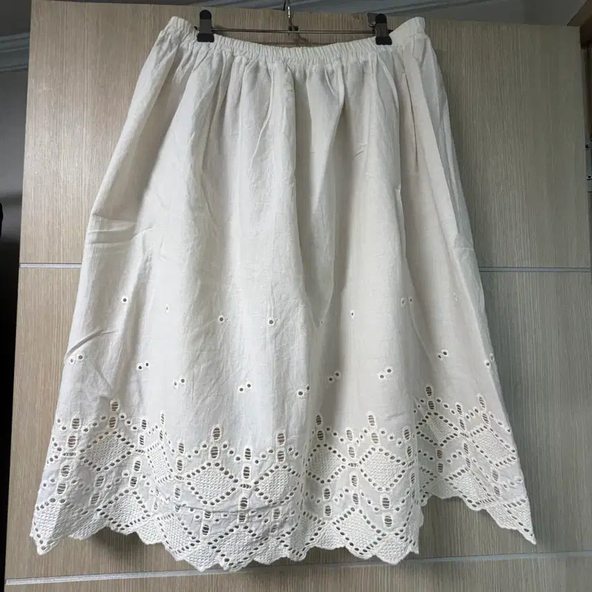 [BUNJANG] Ivory Embroidered Long Skirt / 아이보리 자수 스커트
