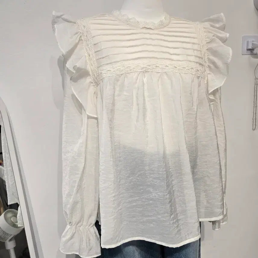 [BUNJANG] Lace Frill Blouse - Ivory / 레이스 프릴 블라우스 아이