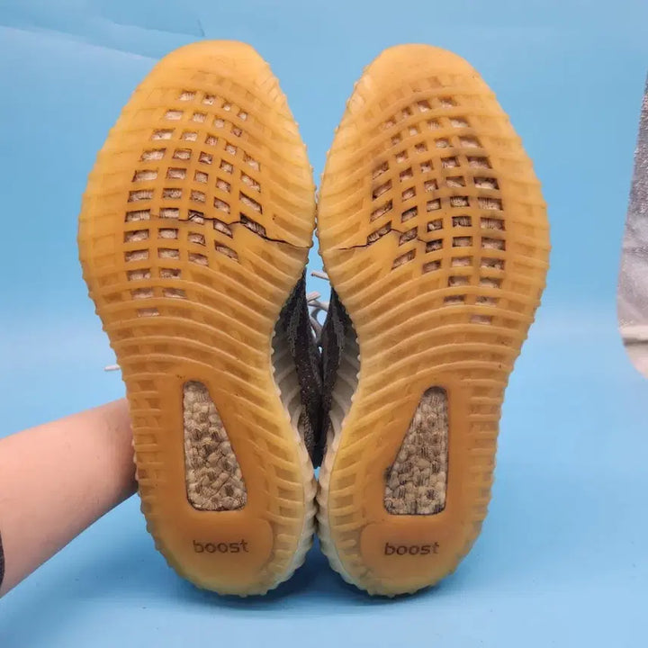 [BUNJANG] Adidas Yeezy Boost 350 V2 Sneakers / hh 아디다스 이지 부스트 350 V2 운동화 260