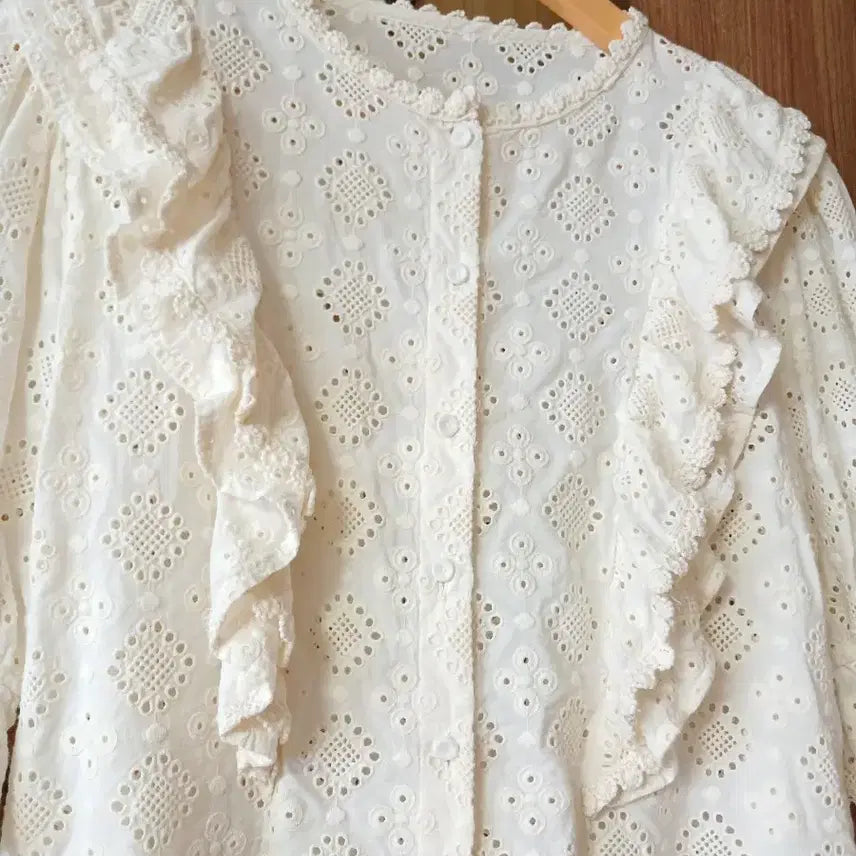 [BUNJANG] Lace Embroidery Punching Blouse / 레이스 자수 펀칭 블라우스