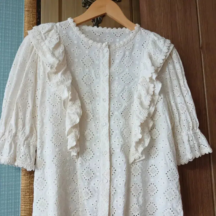 [BUNJANG] Lace Embroidery Punching Blouse / 레이스 자수 펀칭 블라우스