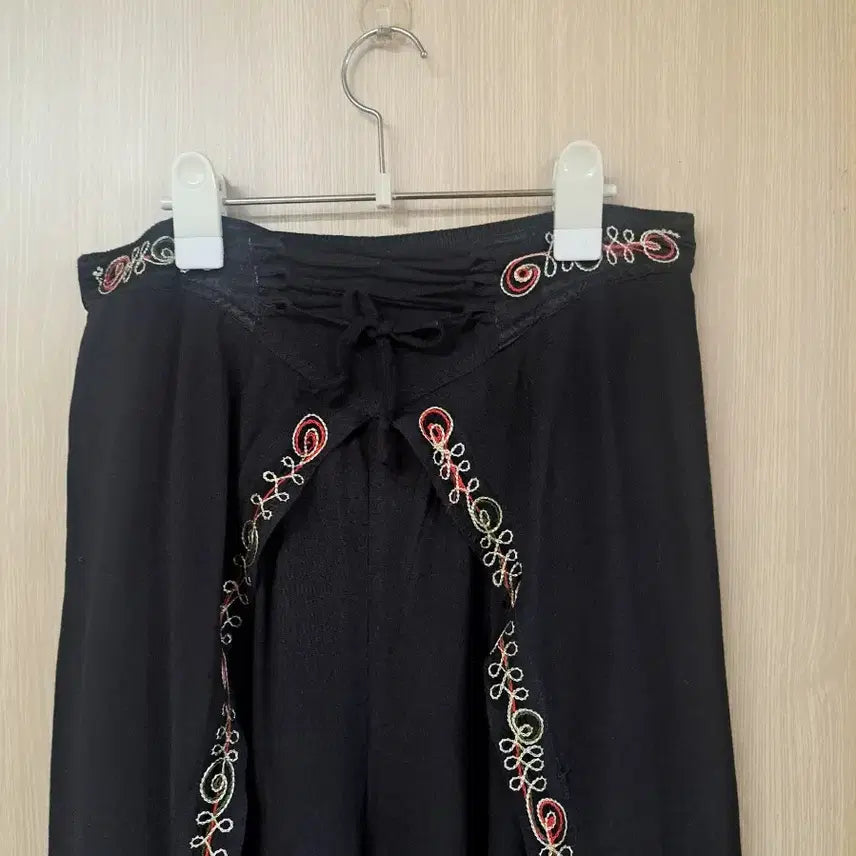 [BUNJANG] Embroidered Black Wide Harem Pants / 자수장식 블랙 와이드 할렘 팬츠