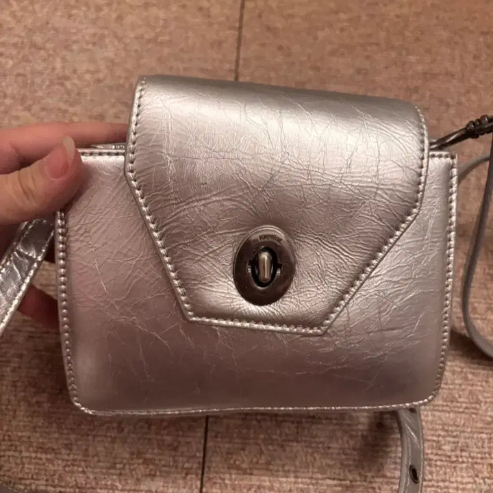 [BUNJANG] Kissing Square Travel Mini Bag Silver / 키시닝 스퀘어 트래블 미니백