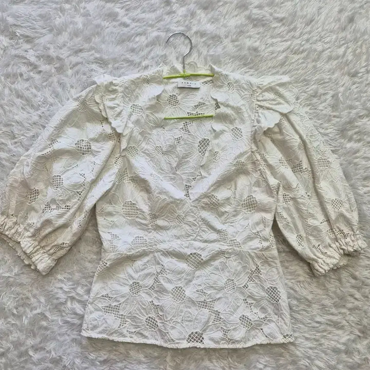 [SOLD OUT] 산드로 아일렛 블라우스 화이트 퍼프소매 44