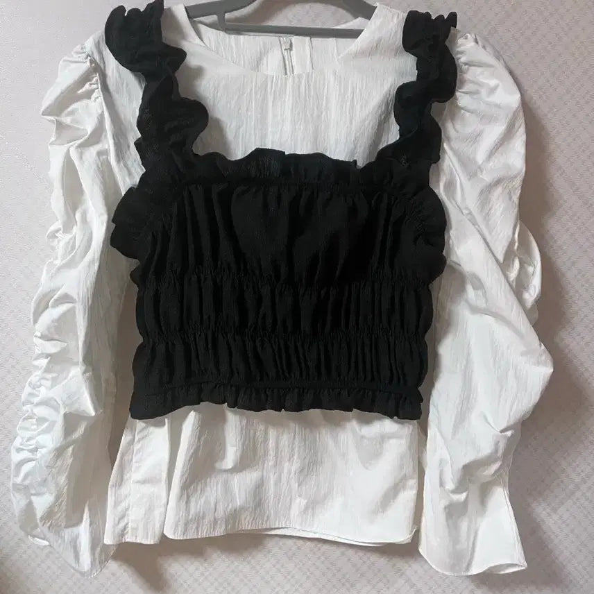 [BUNJANG] Black Shirring Crop Blouse + White Shirt Set / 블랙 셔링 크롭 블라우스 + 화이트 셔츠