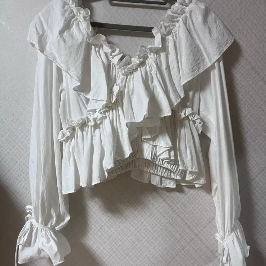 [BUNJANG] White Frill Blouse Shirring Long Sleeve / 화이트 프릴 블라우스 셔링 긴팔