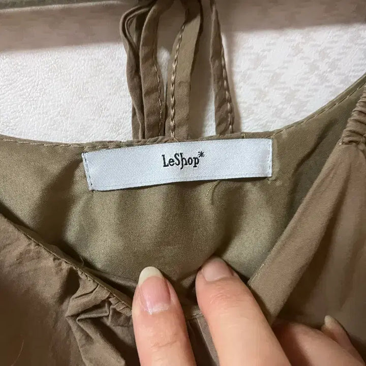 [BUNJANG] Leshop Khaki String Tank Top Blouse / 르샵 카키색 끈 나시 블라우스