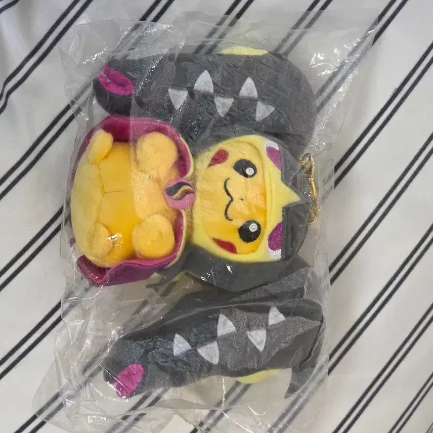 [BUNJANG] MegaHouse Poncho Pikachu Plush Mascot / 메가입치트 판쵸 피카츄 인형 마스코트 포켓몬스터