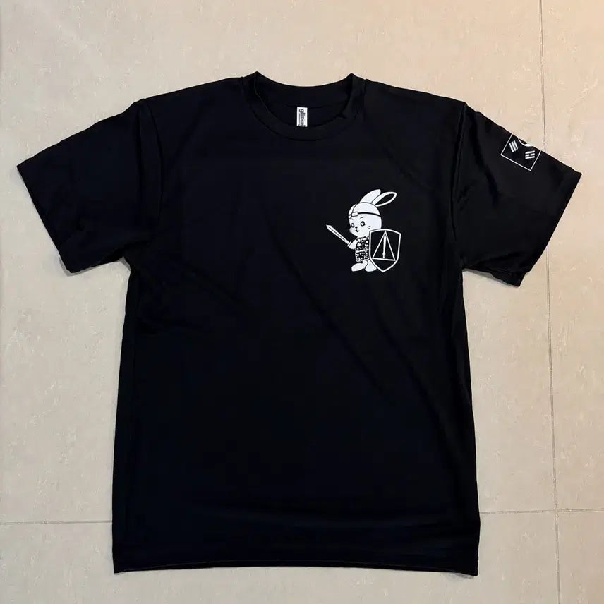 [BUNJANG] NewJeans X Army Defense Command Rokati T-Shirt (Limited Edition, Sealed) / 단종된 한정판 뉴진스 X 육군 수방사 콜라보 로카티 미개봉품