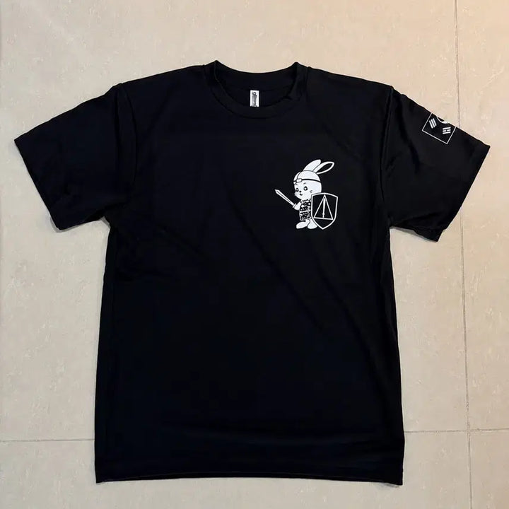 [BUNJANG] NewJeans X Army Defense Command Rokati T-Shirt (Limited Edition, Sealed) / 단종된 한정판 뉴진스 X 육군 수방사 콜라보 로카티 미개봉품