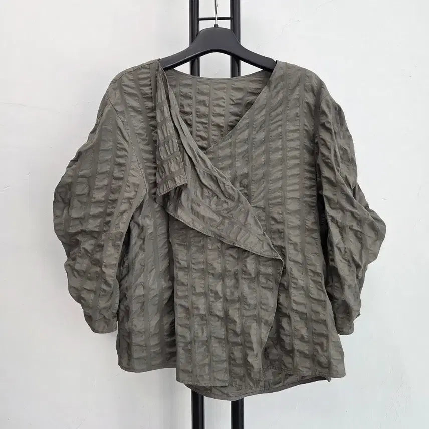 [SOLD OUT] 정품 시스템 SYSTEM 셔링 브이넥 블라우스