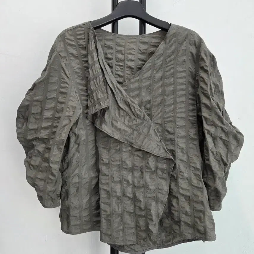 [SOLD OUT] 정품 시스템 SYSTEM 셔링 브이넥 블라우스