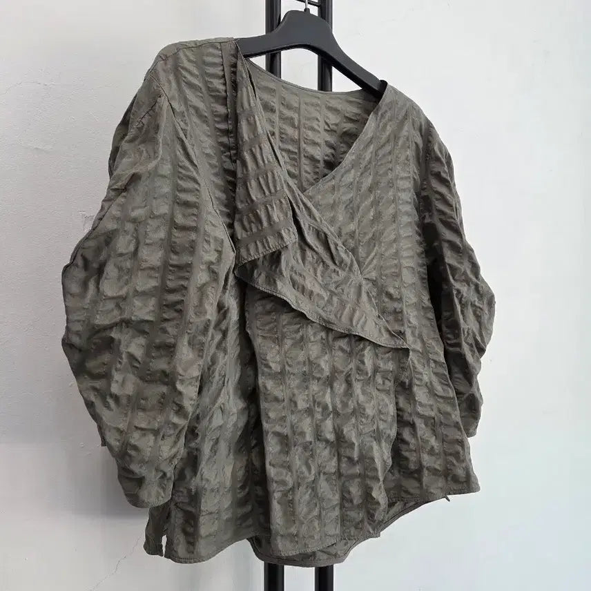 [SOLD OUT] 정품 시스템 SYSTEM 셔링 브이넥 블라우스