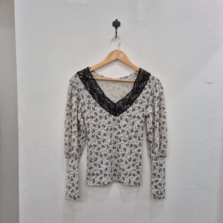 [BUNJANG] Floral Lace Long Sleeve Blouse / 플라워 레이스 긴팔 블라우스