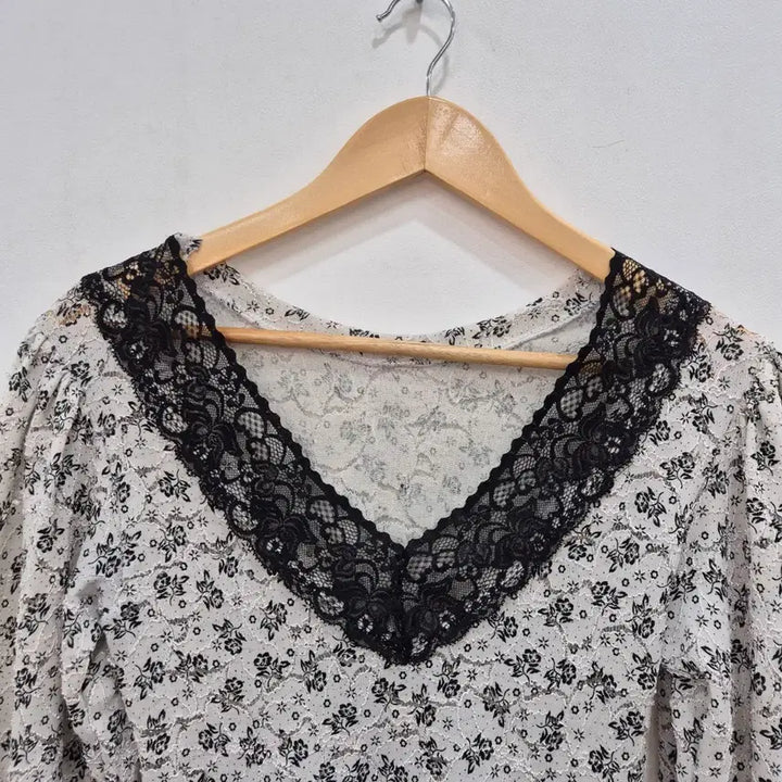 [BUNJANG] Floral Lace Long Sleeve Blouse / 플라워 레이스 긴팔 블라우스